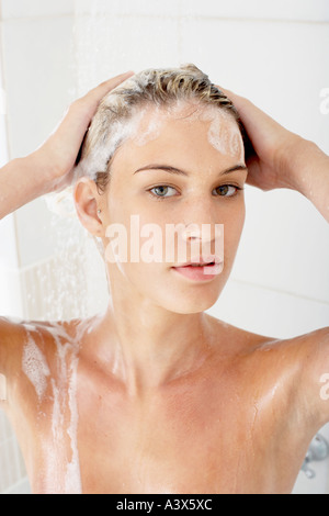 Giovane donna lo shampoo capelli Foto Stock