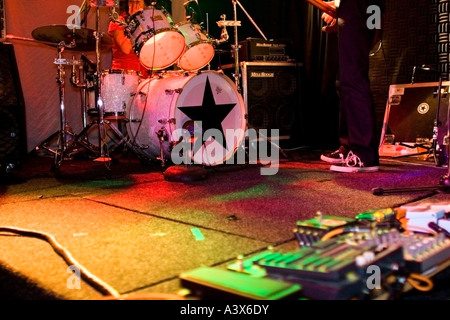 Rock and Roll Drum Kit sul palco con effetti chitarra pedali in primo piano. Foto Stock