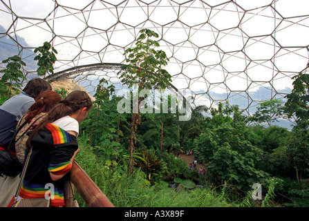 All'interno del biome tropicale all'Eden Project in Cornovaglia Gran Bretagna REGNO UNITO Foto Stock