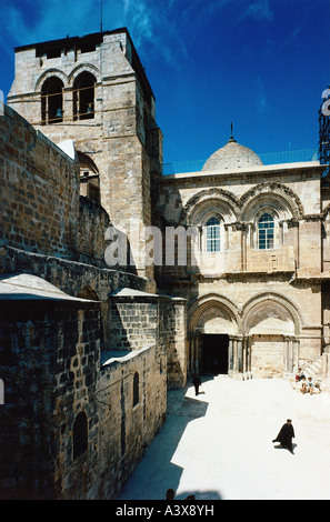 Geografia / viaggio, Israele, Gerusalemme, Grabeskirche, Chiesa del Santo Sepolcro, chiamata Chiesa della Resurrezione, vista esterna, ingresso, roccia Golgatha, presunto luogo della tomba di Giuseppe di Arimathae in cui è stato sepolto Gesù Cristo, chiesa costruita 327 - 336 d.C. sotto l'imperatore Costantino 'il Grande', Distrutta dai Persiani nel 614 d.C., ricostruita sotto l'abate Modesto 616 - 626 d.C., danneggiata dal terremoto nel 808 d.C., ricostruita, distrutta dai Persiani 614, 1010, nuova costruzione dell'imperatore Costantino IX Monomachus nel 1048 d.C., esteso dai crociati nel 12th secolo , Foto Stock