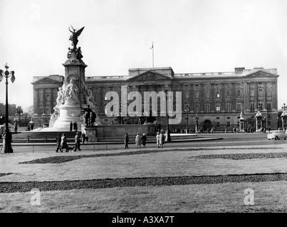 Geografia / viaggio, Gran Bretagna, Londra, edifici, Buckingham Palace e Monumento per la Regina Vittoria, vista esterna, 1950s, Foto Stock