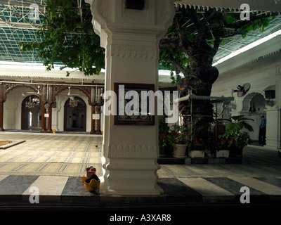 Port Louis Mauritius Jummah Masjid moschea Orologi di preghiera interni e l'albero di Badamia nel cortile Foto Stock