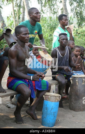 Gli uomini drumming ad una cerimonia voodoo , Grand Popo Benin Foto Stock