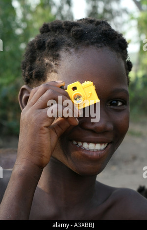 Tribal ragazza con fotocamera giocattolo , Grand Popo, Benin Foto Stock