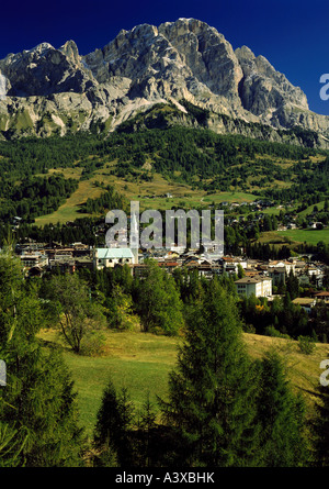 Geografia/viaggi, Italia, Veneto, doe Cortina Ampezzo, cityscape con il Monte Cristallo, Europa, cityscapes, vista città, viste, mount Foto Stock