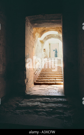 Una scalinata che conduce nella parte del tempio di Abydos in Egitto Foto Stock