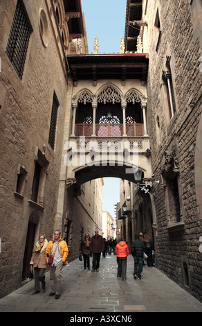 Il neo-gotico ponte mediante Rubió i Bellver in Carrer del Bisbe, Barri Gotic di Barcellona. Foto Stock