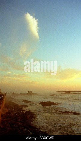 Vista al tramonto (con luna) dell'Ile de Mogador dal porto fortificato a Essaouira, Marocco Foto Stock