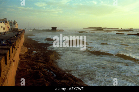 Vista al tramonto del Ile de Mogador dal porto fortifed a Essaouira, Marocco Foto Stock