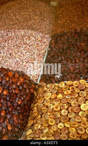 Frutta secca per la vendita su un mercato in stallo in Piazza Djemaa el Fna a Marrakech, Marocco Foto Stock