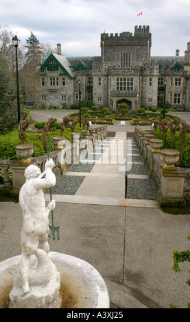 La scultura e la scala che porta al castello di Hartley Park Victoria British Columbia Isola di Vancouver in Canada Foto Stock