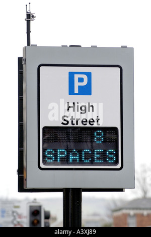 Un high street simbolo di parcheggio con un display digitale che indica quanti vuoti spazi per il parcheggio auto sono disponibili. Foto Stock