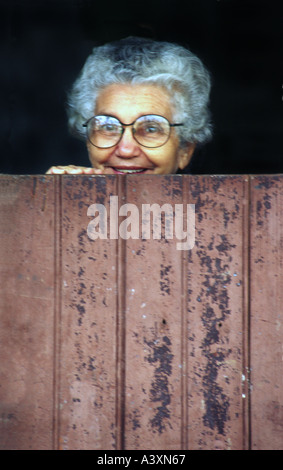 Donna spiata oltre una recinzione in Vinales Cuba Foto Stock