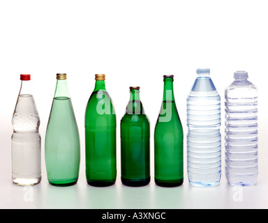 Diversi tipi di acqua minerale in bottiglia Foto Stock