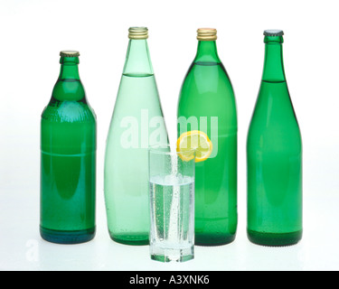 Diversi tipi di acqua minerale in bottiglia Foto Stock