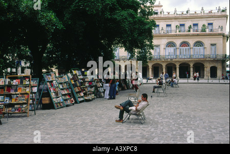 Libri in vendita nella Plaza des Armas in Havana Cuba Foto Stock