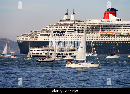 '^QM2, accolti dalla flottiglia di yacht e barche, San Francisco Bay' Foto Stock