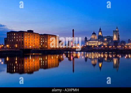 Il Pumphose, fegato Gli edifici & Albert Dock si riflette nel Dock Salthouse, Liverpool, Merseyside England, Regno Unito Foto Stock