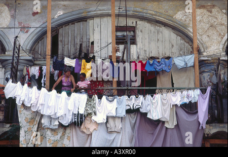 Biancheria stesa ad asciugare in Plaza Vieja in Havana Cuba Foto Stock