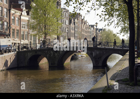 Amsterdam Paesi Bassi un vecchio ponte su un canale nella parte più antica della città Foto Rolf Adlercreutz Foto Stock