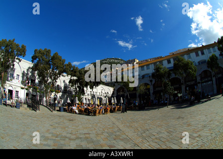 Casemates piazza principale piazza della rocca di Gibilterra città di Gibilterra Viaggi turismo blue sky Gibilterra gib uk Regno Unito b Foto Stock