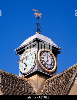 Meridiana e orologio sulla sommità dell'edificio Buttercross a Witney Town Center, Oxfordshire. Foto Stock