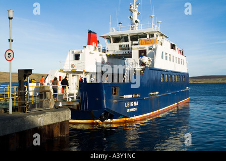 Dh Lerwick Harbour LERWICK SHETLAND Leirna Lerwick a Bressay traghetto passeggeri di caricamento Foto Stock