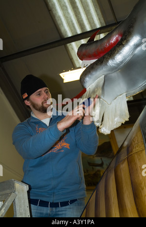 Dh Up Helly Aa Galley shed LERWICK SHETLAND Groom Longship galley Moogi prua in barba workshop viking festival Foto Stock