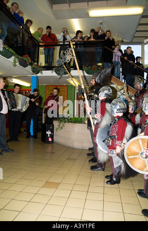 Dh fino Helly processione Aa LERWICK SHETLAND Jarl Einar di Gullberuvik sqaud e canto presso il centro shopping di tradizione Foto Stock