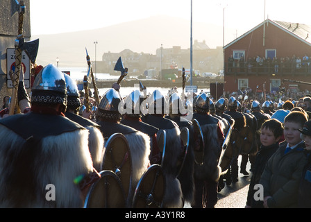 dh Up Helly AA processione LERWICK SHETLAND Guizer Jarl Einar Di Gullberuviks Viking sqaud parare folle guardando sfilata di cultura festival Foto Stock