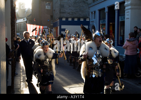 Dh fino Helly processione Aa LERWICK SHETLAND tifo Junior Guizer Jarl squad sfilando Viking longship cucina kids boy Foto Stock