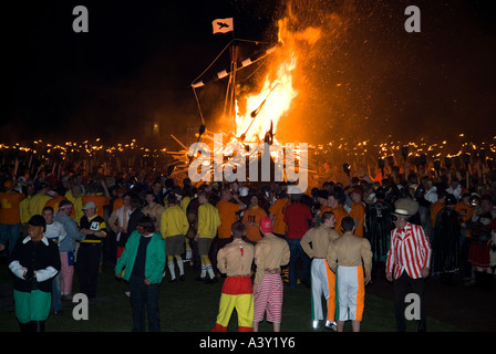 Dh Up Helly Aa fire processione LERWICK SHETLAND Guizers sfiammatura Viking longship galley Moogi a bruciando sito Scozia Scotland Foto Stock