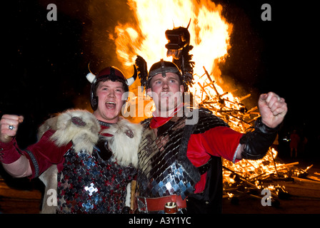 dh Up Helly AA Fire procession LERWICK SHETLAND due vichinghi con galeone di longship alight viking guerrieri festival del costume che brucia Foto Stock