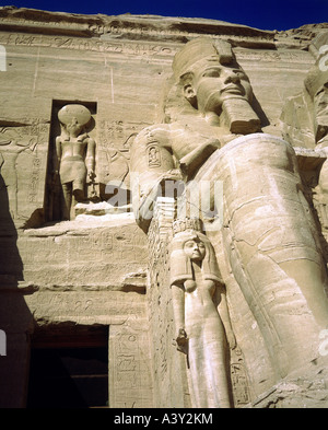 Geografia / viaggio, Egitto, Abu Simbel, edifici, Grande tempio di Ramesses II, vista esterna, facciata, dettaglio, statua del faraone, seduta, costruito 13th secolo a.C., storico, storico, Africa, belle arti, architettura, mondo antico, nuovo Regno, scultura, sculture, statue, Ramesses II 'il Grande', circa 1290 - 1224 vChr., re, Foto Stock