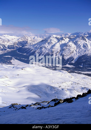 Vista da sciatori area del Corviglia al resort di st moritz bad engadin swiss alpes cantone dei Grigioni Svizzera Foto Stock