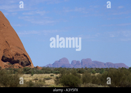 Ayers Rock con l'Olgas in background, Australia Northern Territory, Uluru-Kata Tjuta-Nationalpark Foto Stock