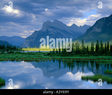 Il Parco Nazionale di Banff, Alberta Canada: Mount Rundle & Montagna di Zolfo riflettendo sui Laghi Vermillion Foto Stock