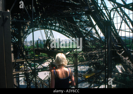 Alla base della torre eifel parigi francia Foto Stock