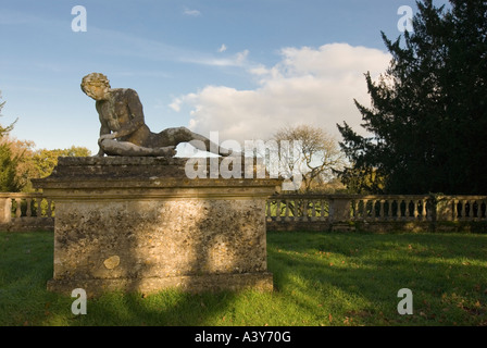 Statua romana di morire gladiatore Rousham Park, Oxfordshire, England, Regno Unito Foto Stock