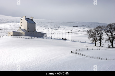 Formato orizzontale immagine di Corgarff Castle, Scozia in inverno con coperta di neve in primo piano. Foto Stock