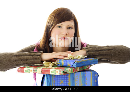 Giovane donna con i regali di Natale Foto Stock