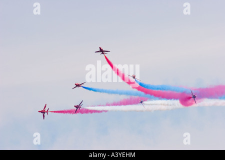 Royal Air Force frecce rosse aerobatic team display costituito da British Aerospace Hawk T1 jet aerei di formazione. Foto Stock