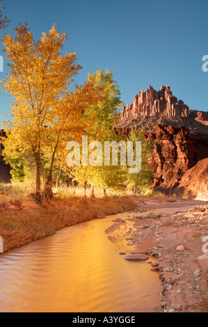 Il castello si erge al di sopra di zolfo Creek Parco nazionale di Capitol Reef Fruita Utah Foto Stock
