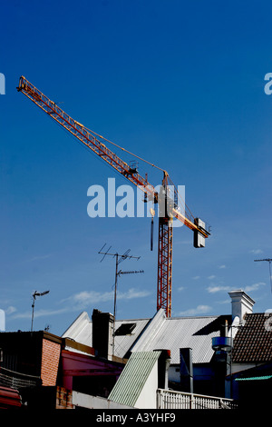 Gru da cantiere in area urbana Foto Stock