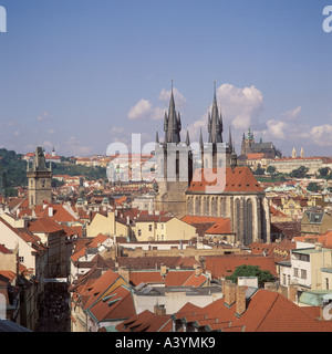 Tetto vista dalla Torre della Polvere verso la Città Vecchia chiesa di Nostra Signora di Tyn +st Vitus s Cathedral dietro a Praga Repubblica Ceca Foto Stock