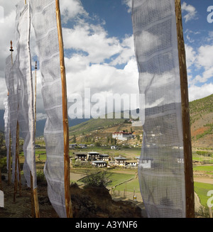 Bandiere di preghiera su di una collina sopra la Paro in Bhutan la terra del drago di tuono Foto Stock