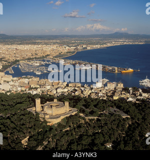 Veduta aerea del castello di Belver Porto e città e sulla baia di Palma de Mallorca Baleares Spagna Foto Stock