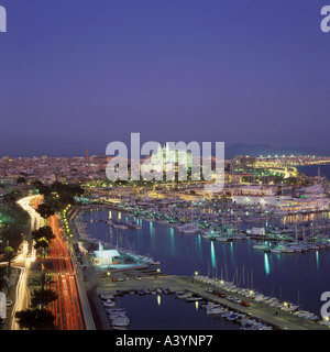 Vista serale del Paseo Maritimo Real Club Nautico de Palma e la Cattedrale di Palma de Mallorca Baleares Spagna Foto Stock