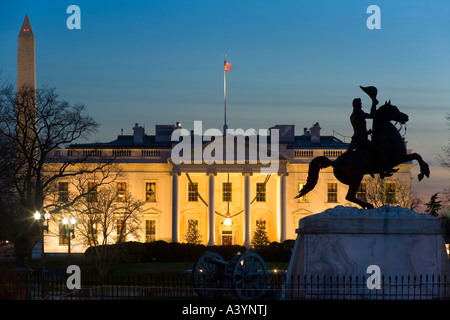 Natale. La Casa Bianca w gli alberi di Natale e la statua equestre di Andrew Jackson a Lafayette Park, Washington DC US Foto Stock