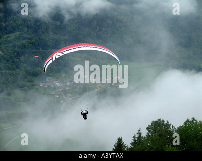 Parapendio volare in una nuvola-valle coperta Foto Stock